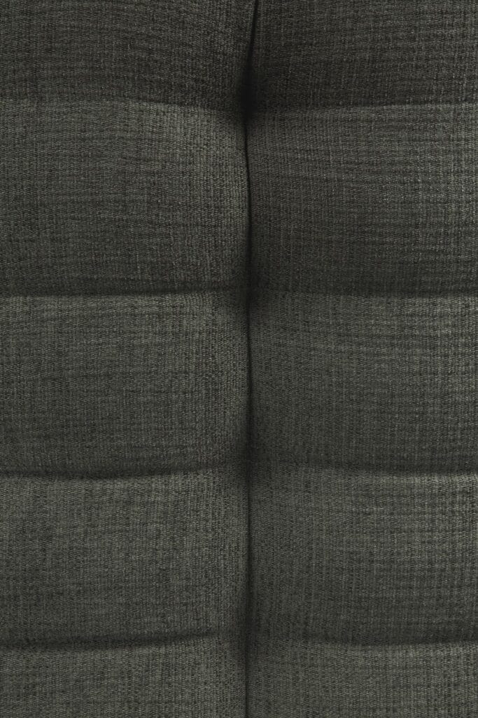 Une vue rapprochée du dossier d'une chaise Canapé N701 rembourrée grise recouverte de tissu Moss Eco.