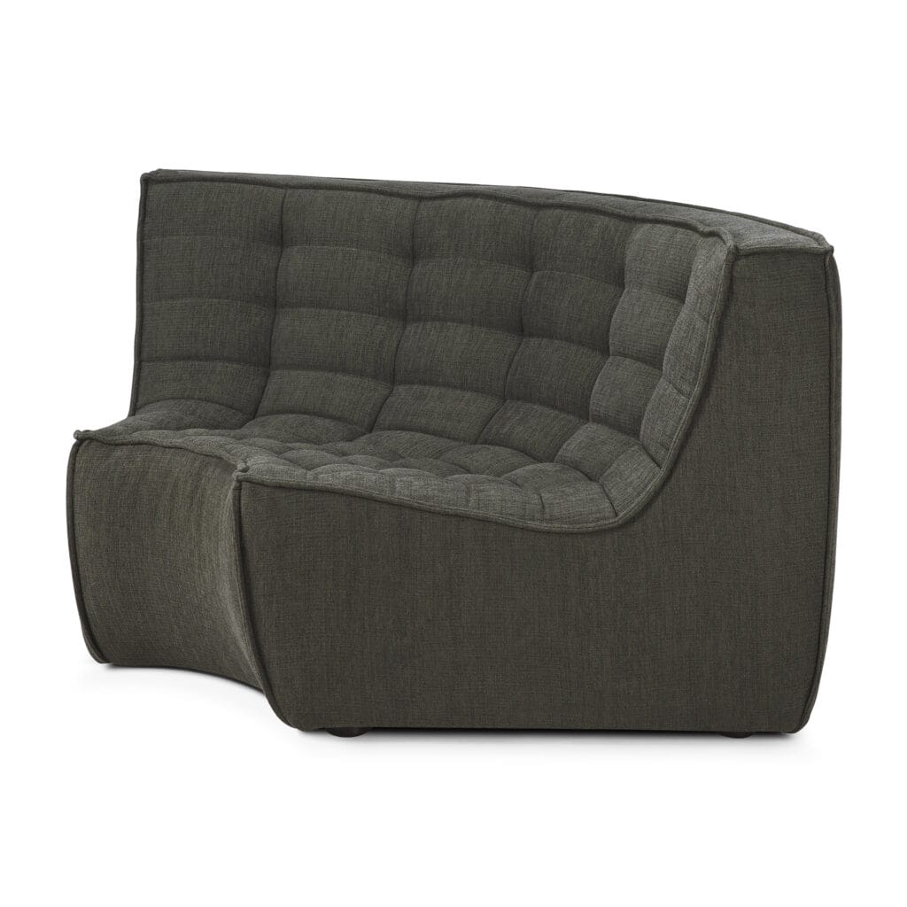 Un canapé courbé gris N701 avec un dossier courbé recouvert de tissu Moss Eco.
