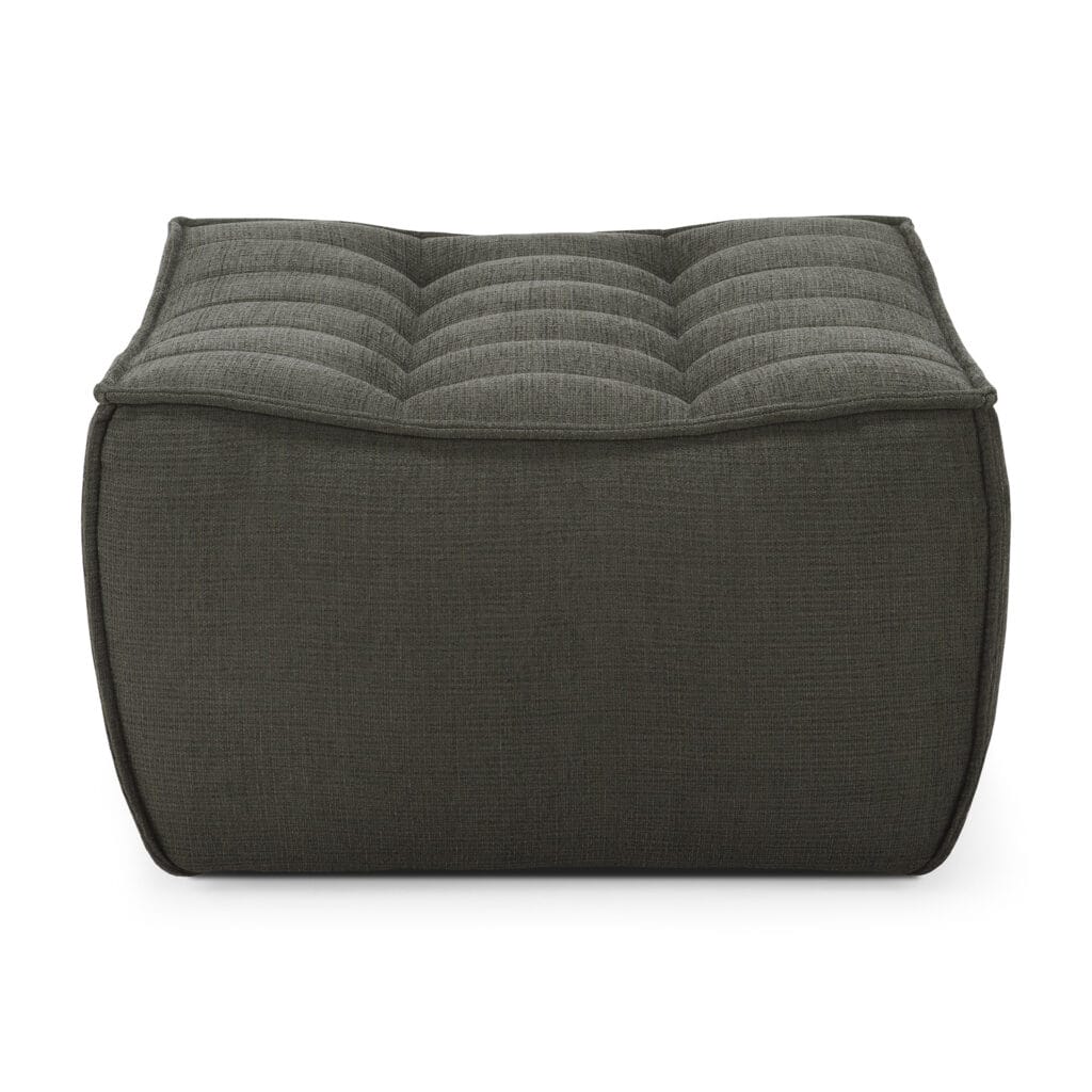 Un pouf gris N701 avec un siège rembourré, recouvert de tissu Moss Eco.