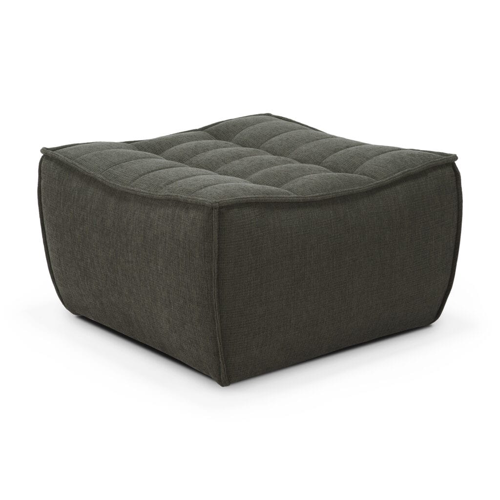 Un petit pouf gris avec un coussin sur le dessus en tissu Moss Eco.