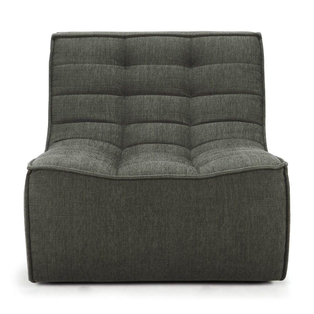 Une chaise longue rembourrée N701 en tissu gris sur fond blanc.