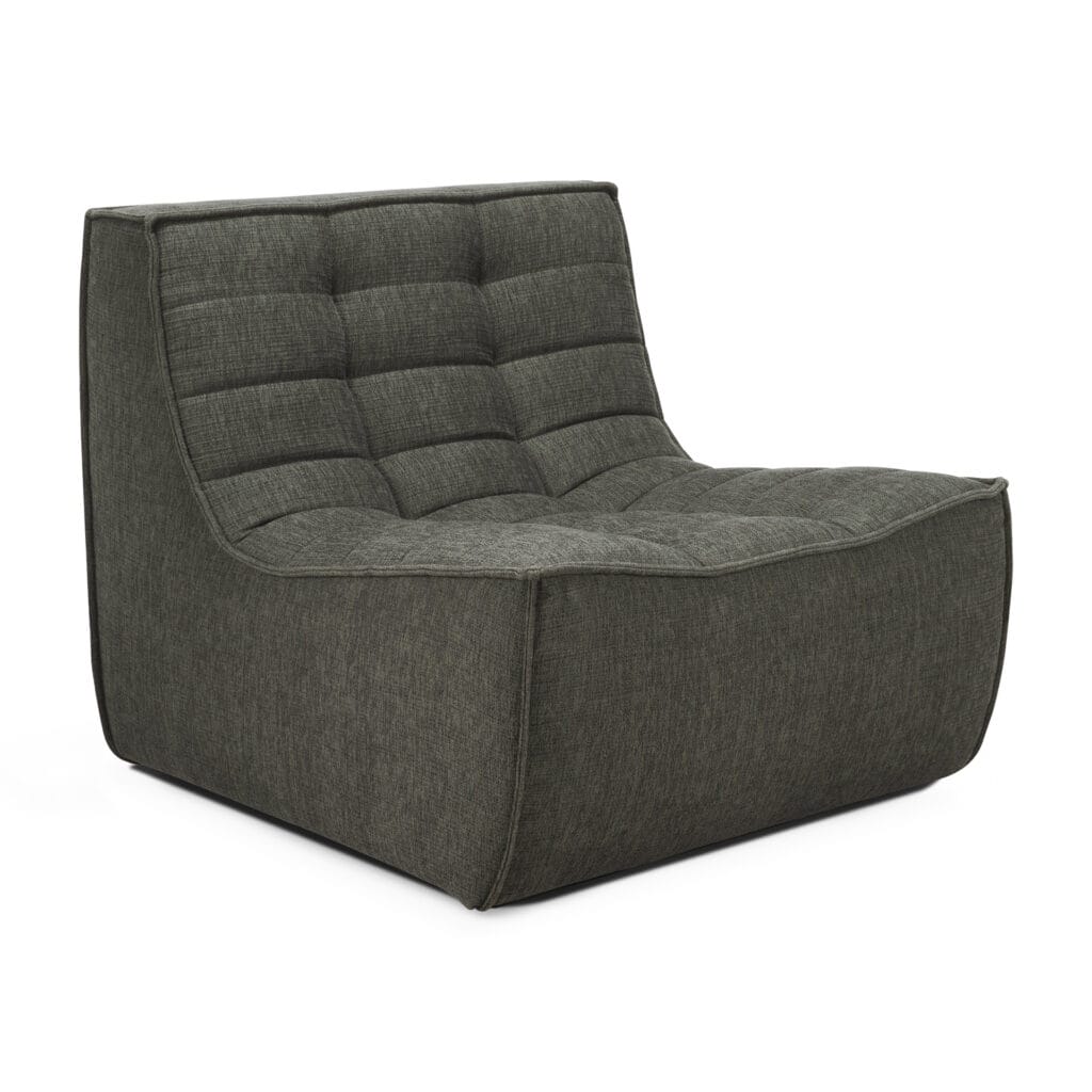 Une chaise longue tapissée gris N701 sur fond blanc, recouverte de tissu Moss Eco.