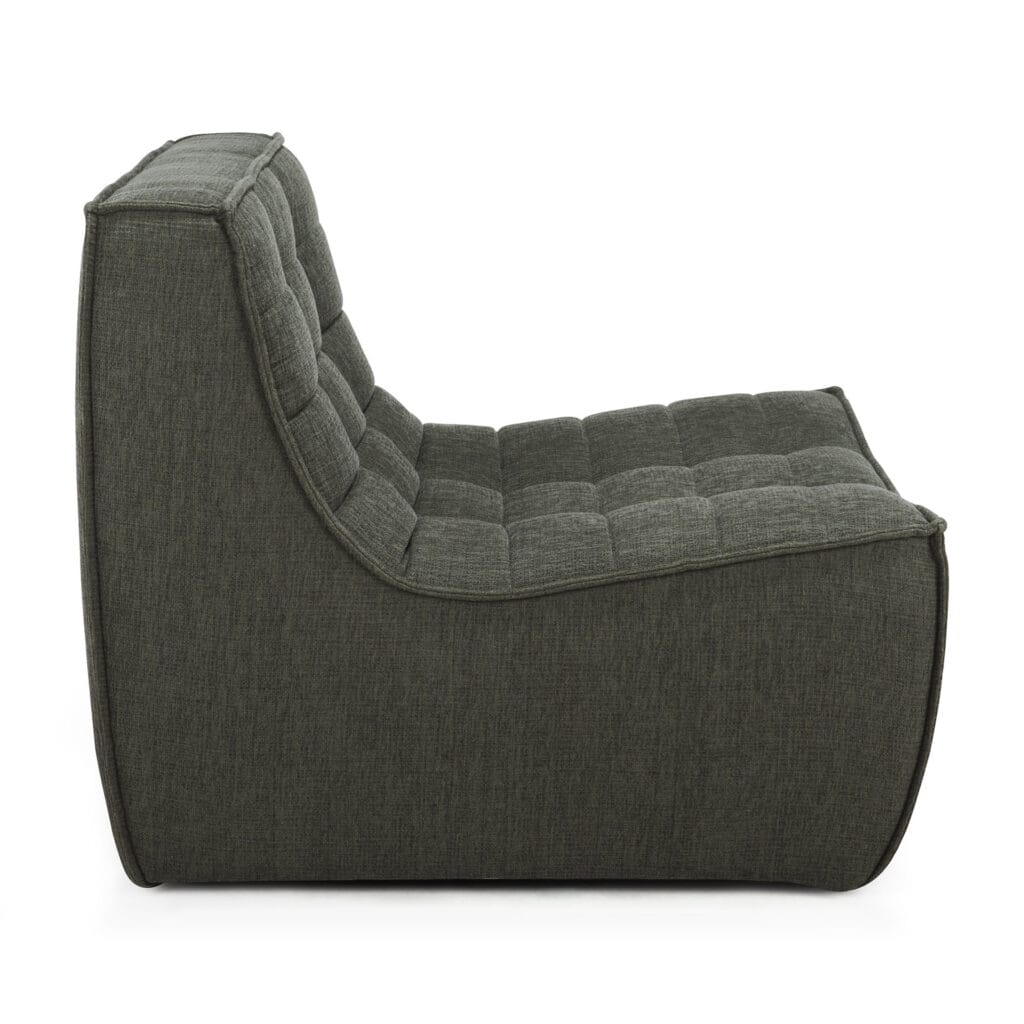 Une chaise longue canapé rembourrée grise sur fond blanc réalisée en tissu Moss Eco.