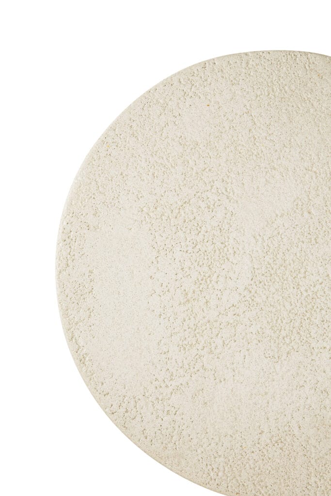 Une assiette blanche de forme ovale sur une surface blanche.