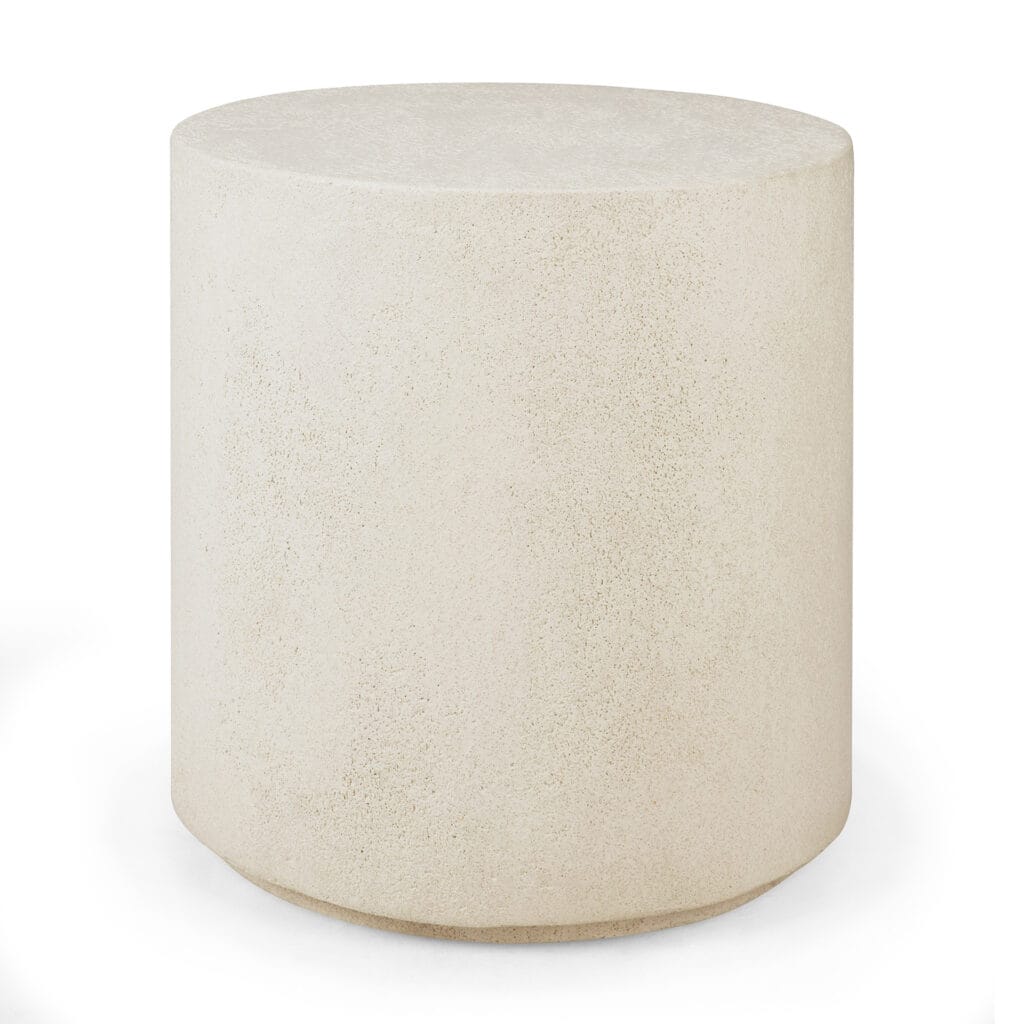 Une table d'appoint ronde beige sur un fond blanc.