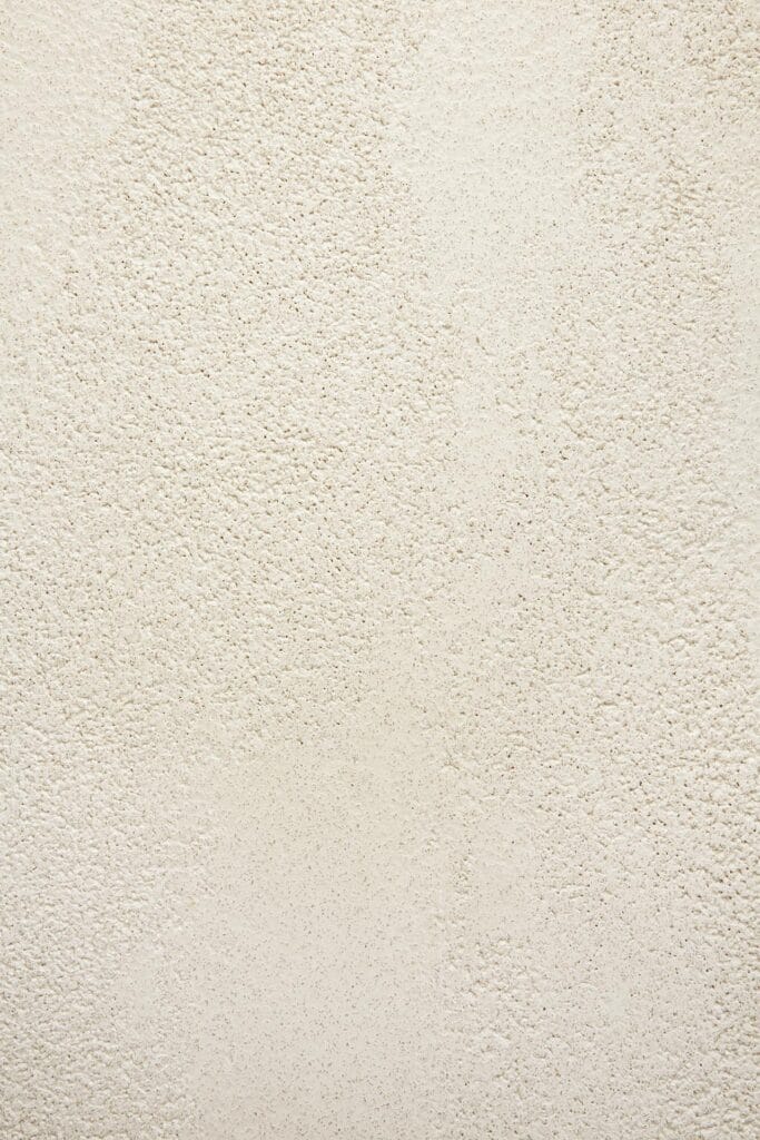Une image en gros plan d'un mur beige avec des éléments.