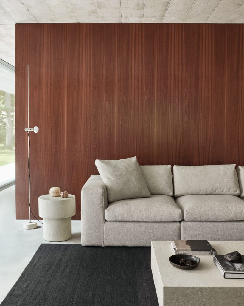 Un salon moderne avec un mur en bois et une table d'appoint en forme de champignon.