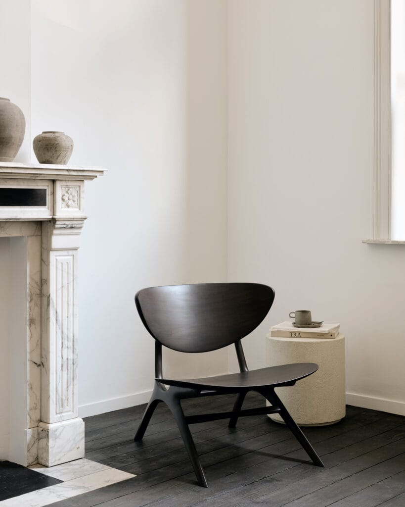 Une table d'appoint en forme de champignon, placée devant une cheminée dans une pièce.