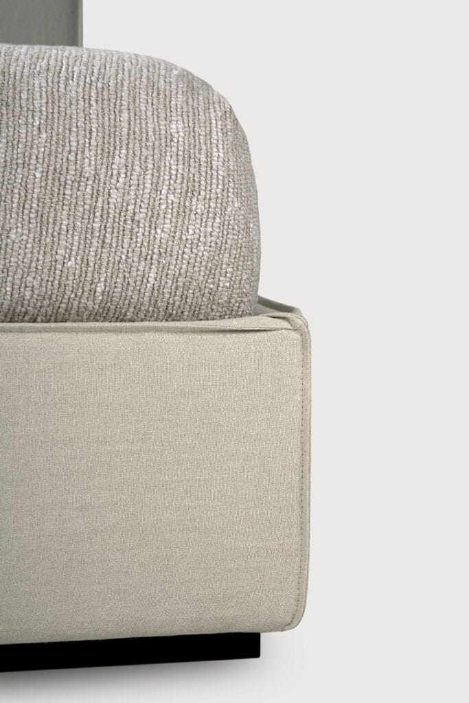 Gros plan d'un lit Lit Revive avec une housse beige.