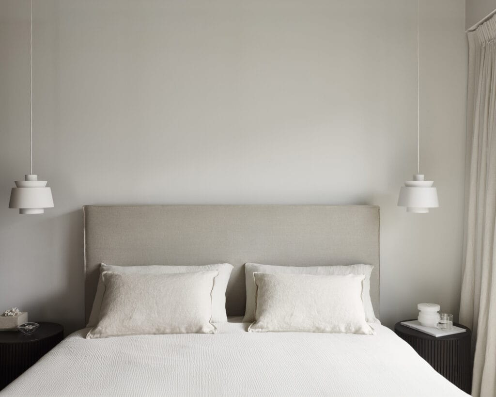 Une chambre avec un Lit Revive et des oreillers blancs, créant une atmosphère revigorante.