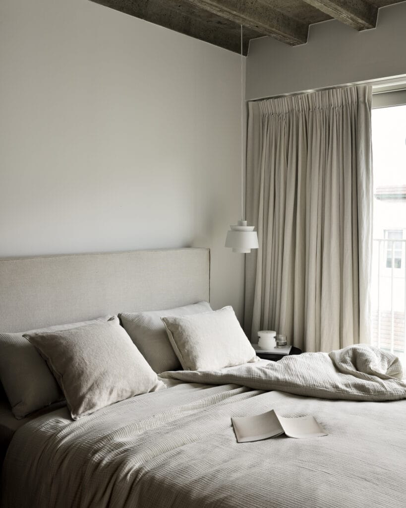 Une chambre Lit Revive avec un livre sur un lit.