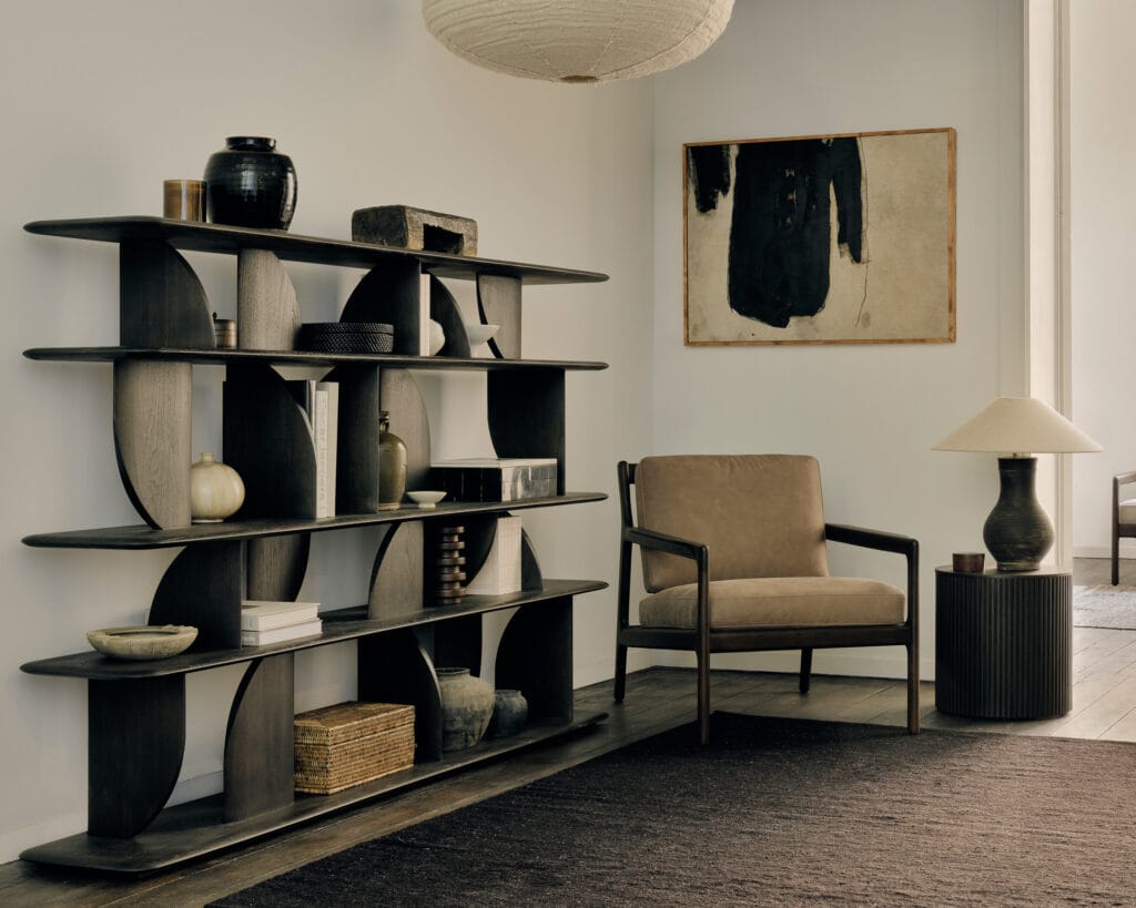 Un salon avec bibliothèques Etagère Géométrique.