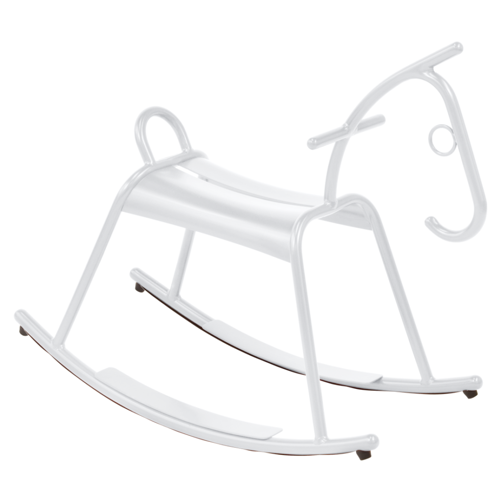 Un cheval à bascule blanc et moderne en métal et bois, au design épuré et abstrait et connu sous le nom de Cheval à Bascule.