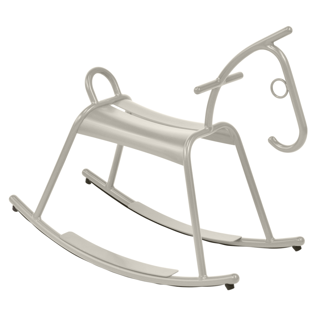 Cheval à bascule en métal au design épuré et moderne et à la finition métallique, reposant sur des bascules courbées. Connu également sous le nom de « Cheval à Bascule », il apporte un charme classique aux espaces contemporains.