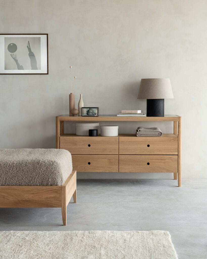 Une chambre moderne avec un lit et une commode Spindle en chêne.