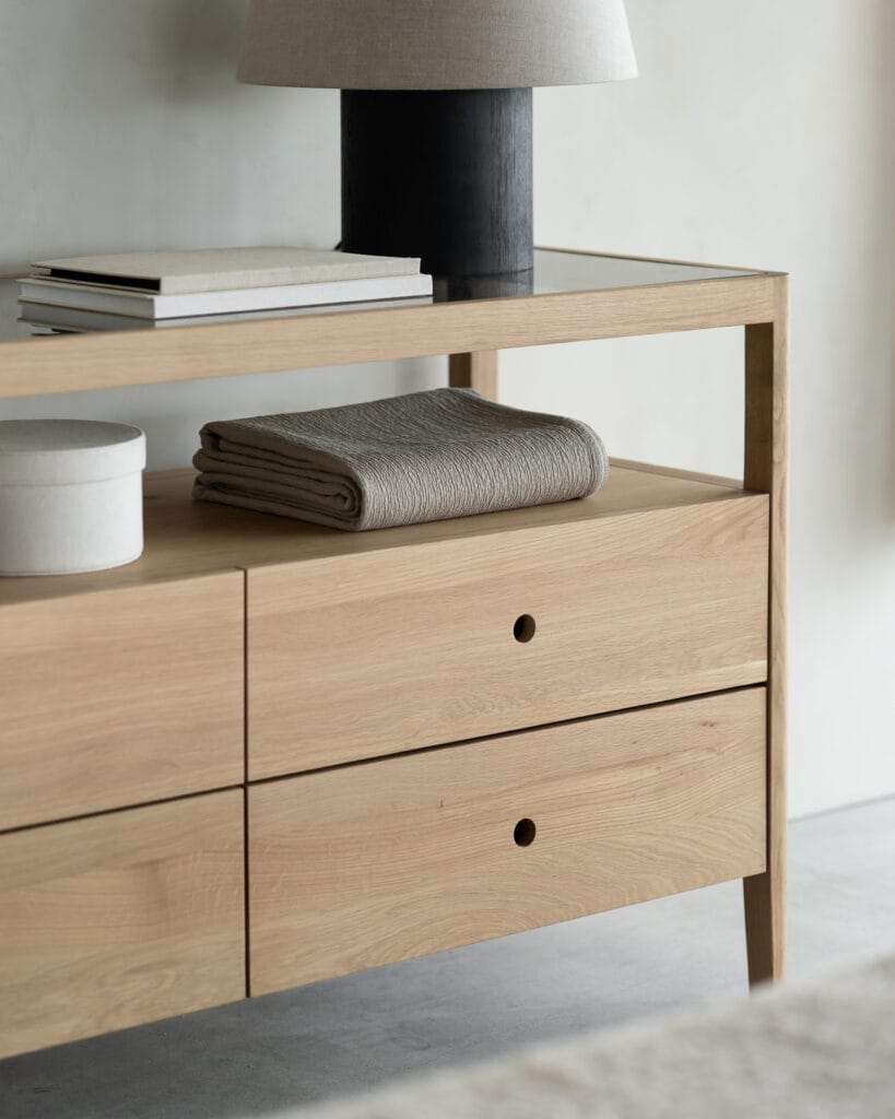 Commode Spindle en chêne avec deux tiroirs et une lampe, en bois de chêne.