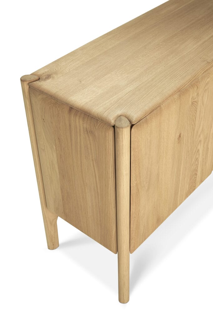 Un Buffet PI en chêne 3 portes avec deux tiroirs.