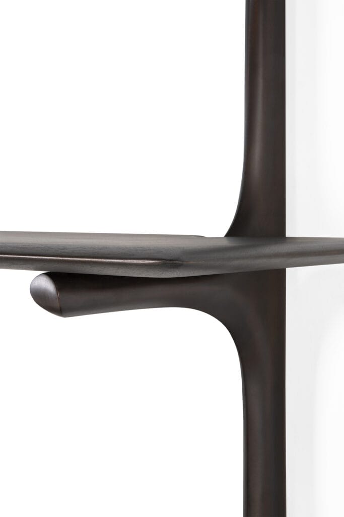 Une étagère noire avec une finition teintée acajou brun foncé.