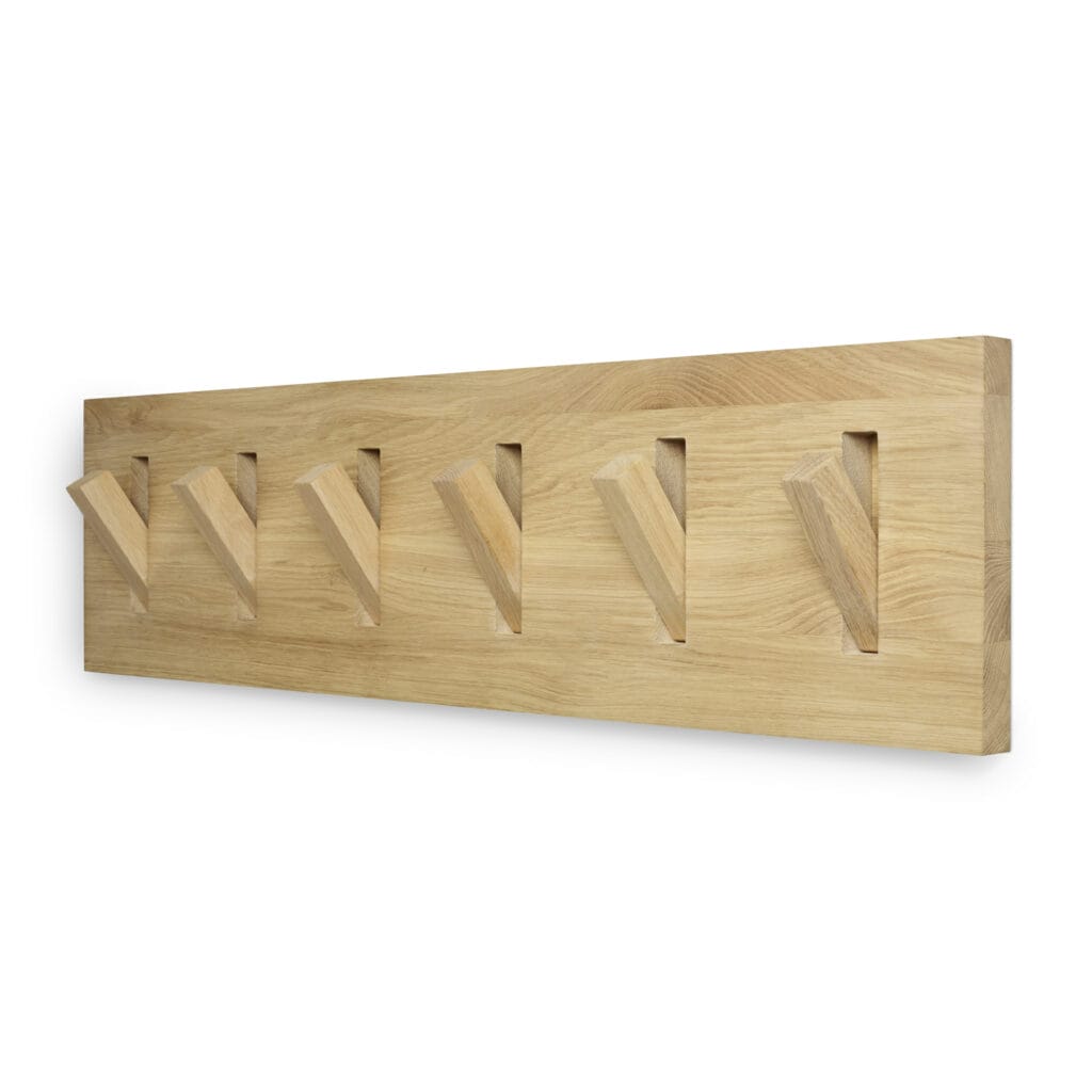 Un porte-manteau Utilitile avec quatre crochets, en Chêne teinté noir.