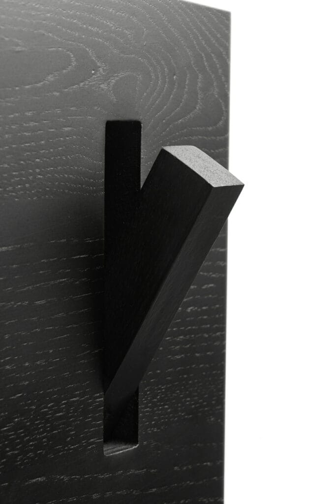 Une porte utile en bois noir avec une poignée en bois.