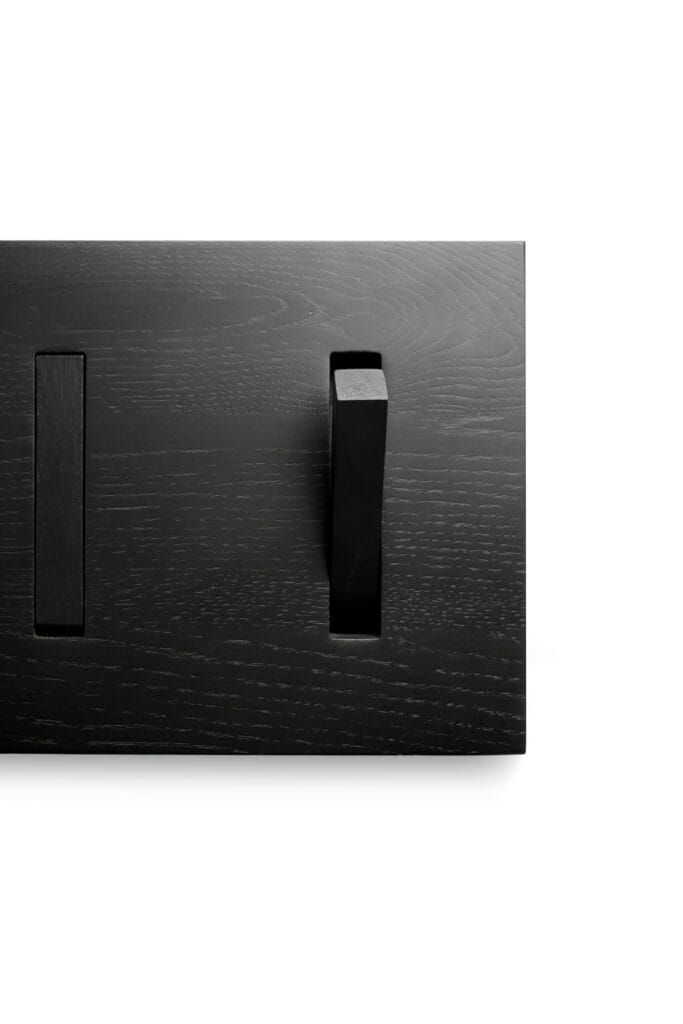 Un meuble TV noir avec un bouton noir dessus.