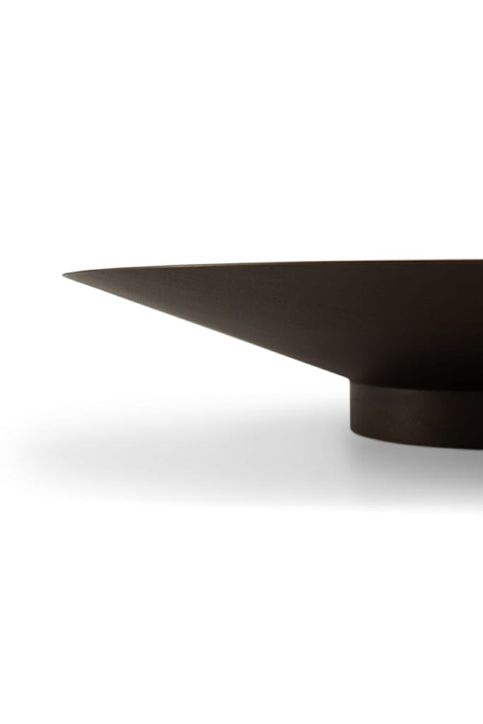 Une table basse Corbeille Satellite entourée d'un fond blanc.