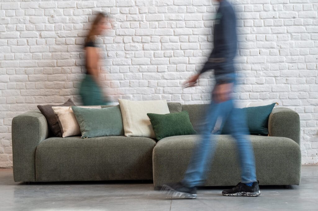 Annie et une autre personne marchant devant un Canapé Annie, tissu Stipa.