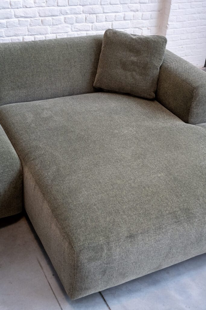 Canapé Annie, tissu Stipa dans un immeuble en brique.