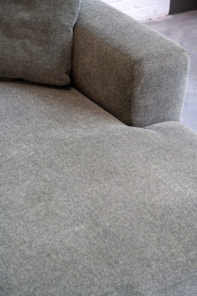 Un gros plan d’un canapé gris Canapé Annie dans une pièce.