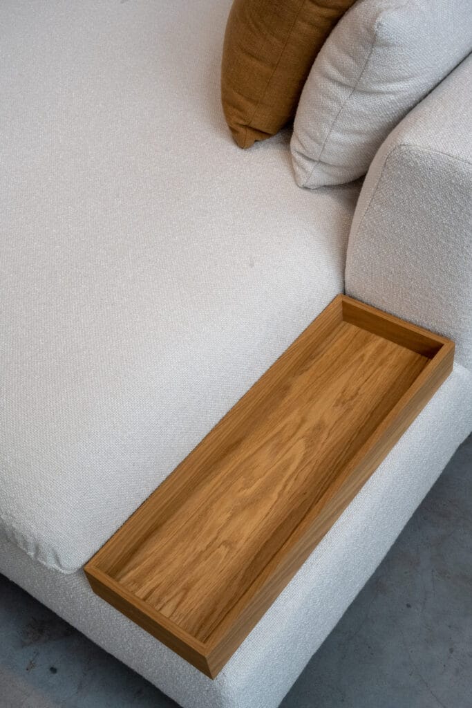 Un Canapé Milou blanc avec un plateau en bois, recouvert de tissu Heather.