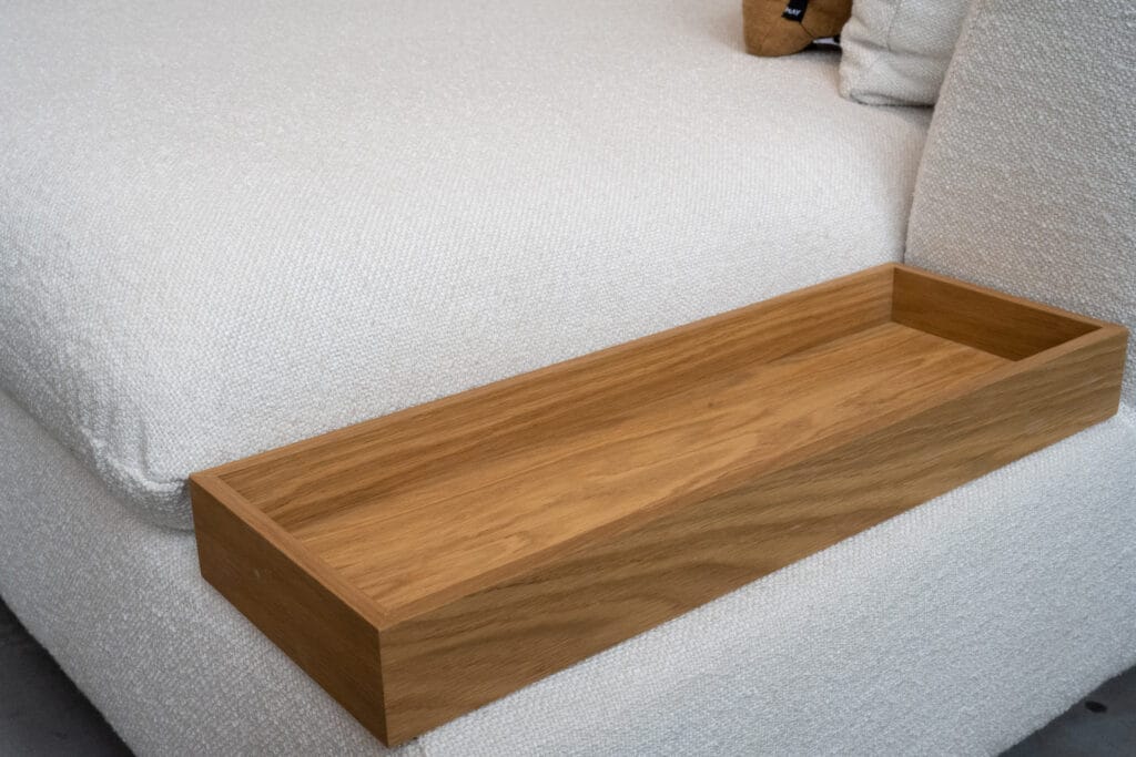 Canapé Milou, tissu Heather assise sur un canapé blanc.