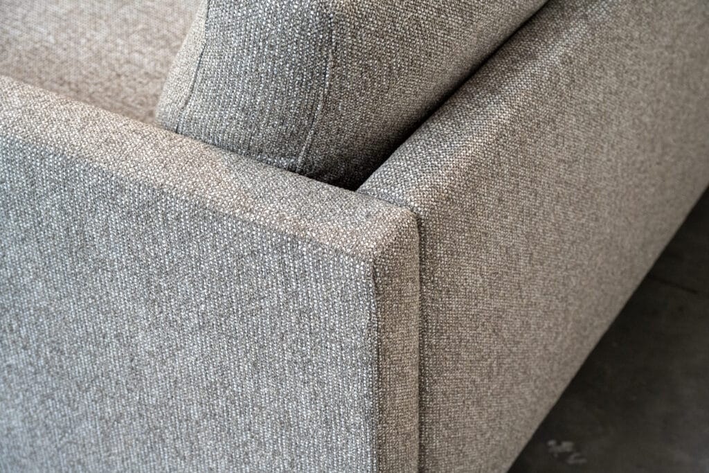 Vue rapprochée d'un Canapé Impulse beige, tissu Sneak.