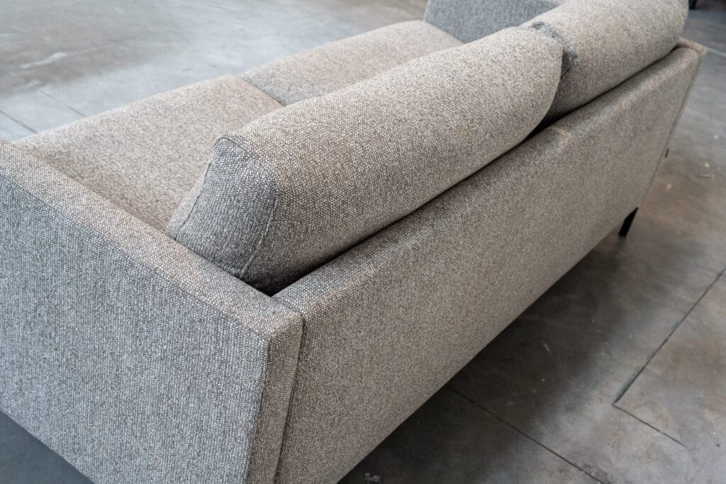 Une image d'un canapé gris recouvert de Canapé Impulse placé dans une pièce, créant une atmosphère de Canapé Impulse.