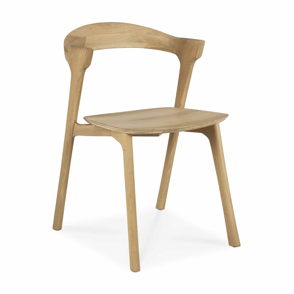 La chaise de salle à manger Bok est dotée d'un siège et d'un dossier en bois magnifiquement conçus pour un design incroyablement élégant.