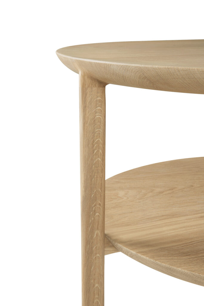 Gros plan d'une table carrée en bois à deux niveaux de la collection carrée de table à manger Bok. La table présente une finition lisse et un grain de bois visible.