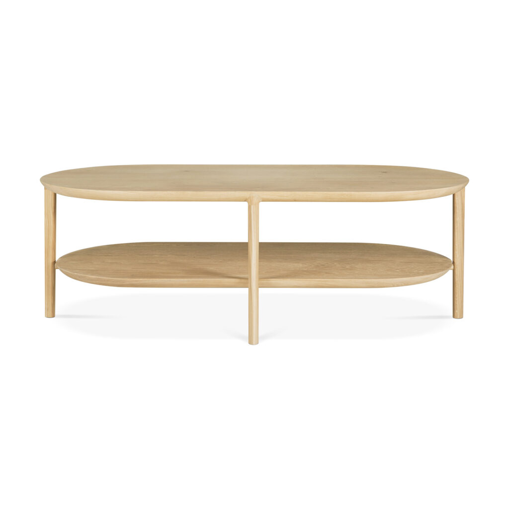 Une table basse ovale minimaliste en bois avec une étagère inférieure supplémentaire pour le rangement, se fondant parfaitement avec l'élégance d'une table à manger carrée Bok.