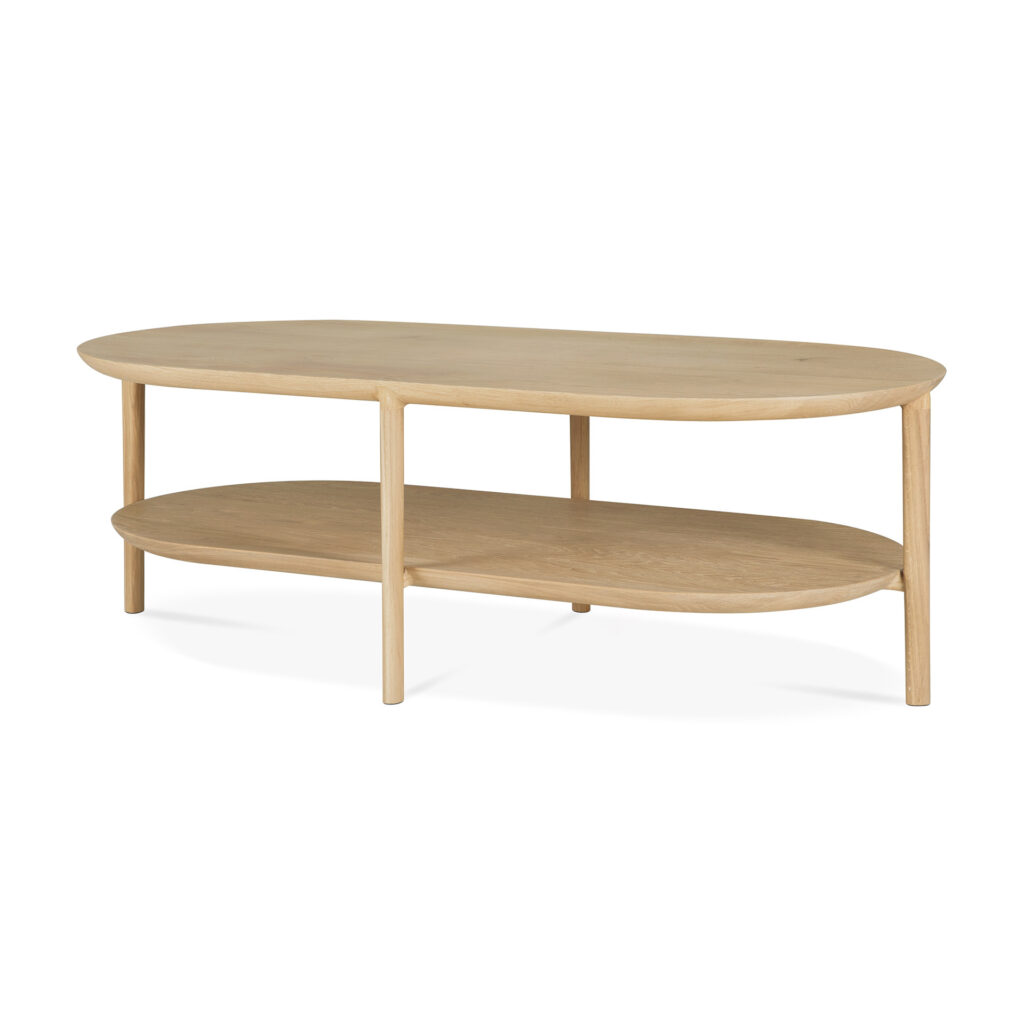 Une table basse ovale en bois avec une étagère inférieure. La table a un design minimaliste avec quatre pieds, qui rappelle l'élégante simplicité de la collection de tables à manger carrées Bok, et est fabriquée en bois de couleur claire.