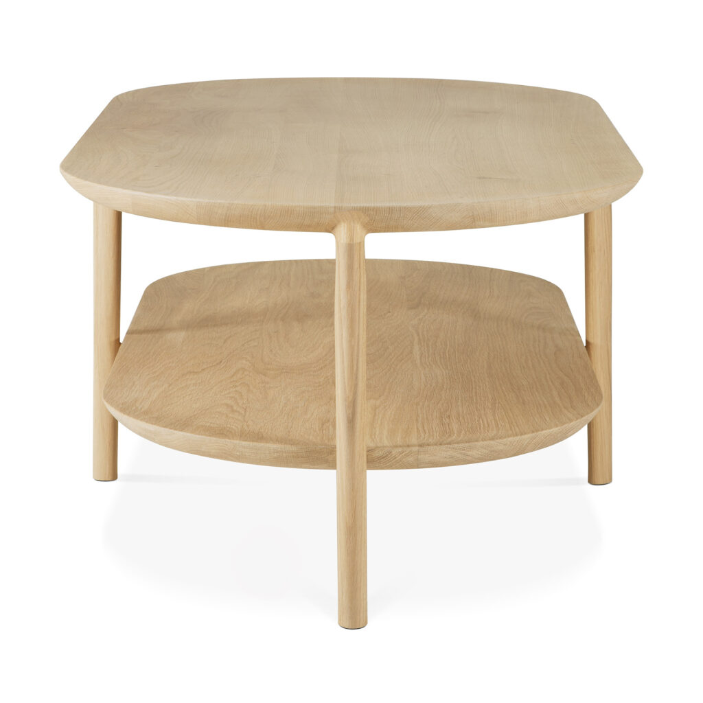 Une table à manger carrée Bok avec un dessus rectangulaire arrondi et une étagère inférieure, soutenue par quatre pieds cylindriques, offre une fonctionnalité de table à manger polyvalente dans un design compact.