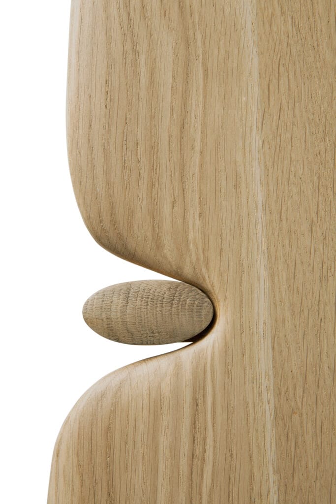 Une image en gros plan d’une chaise en bois.