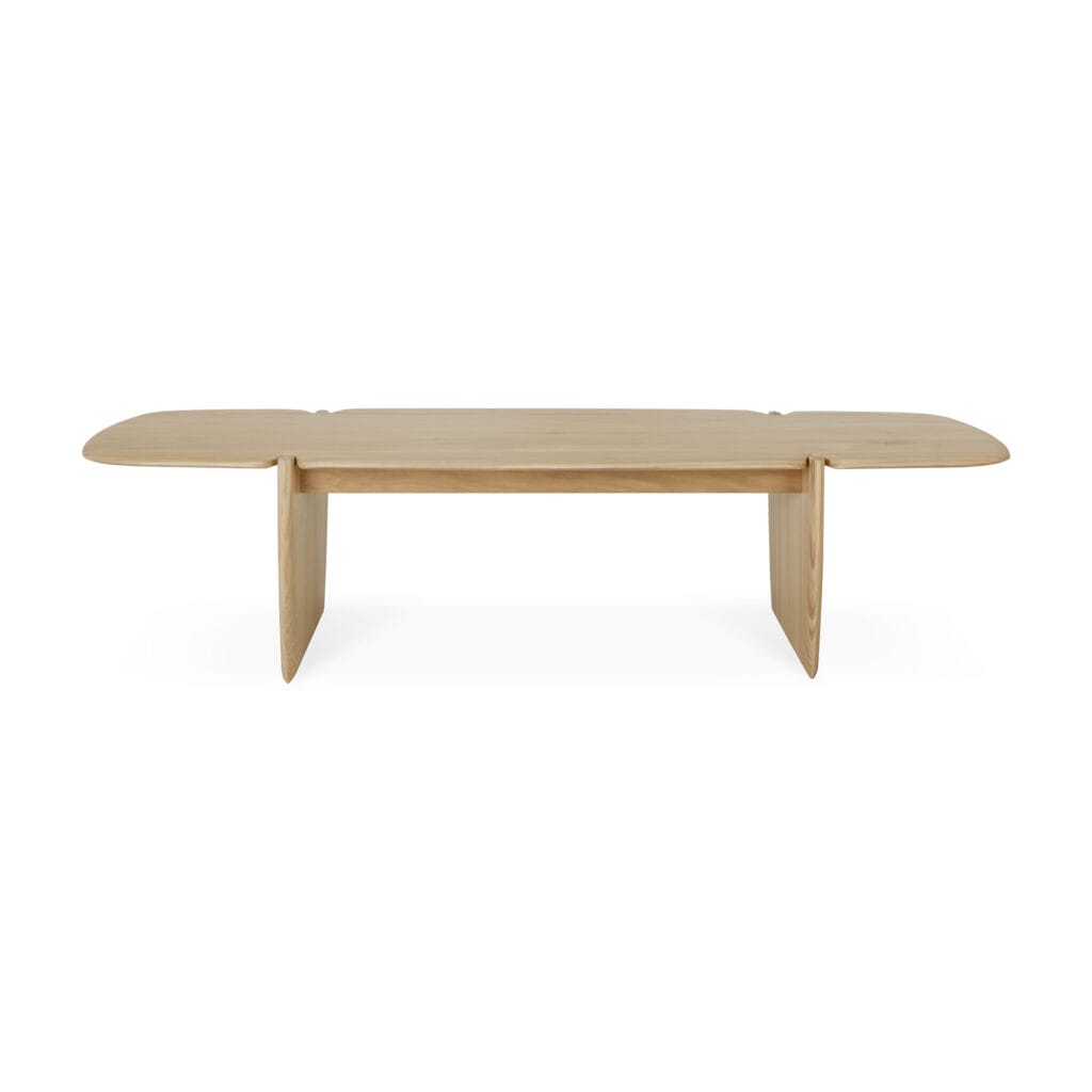 Une table basse avec deux pieds en bois et un plateau en bois.