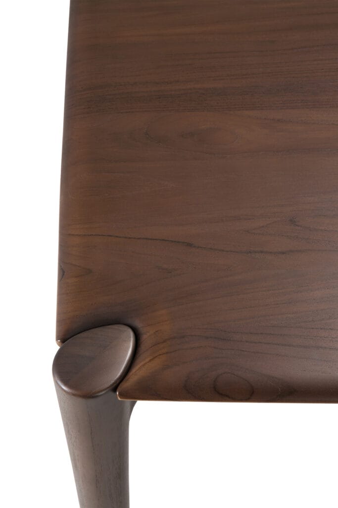 Un gros plan d’une table à manger PI.