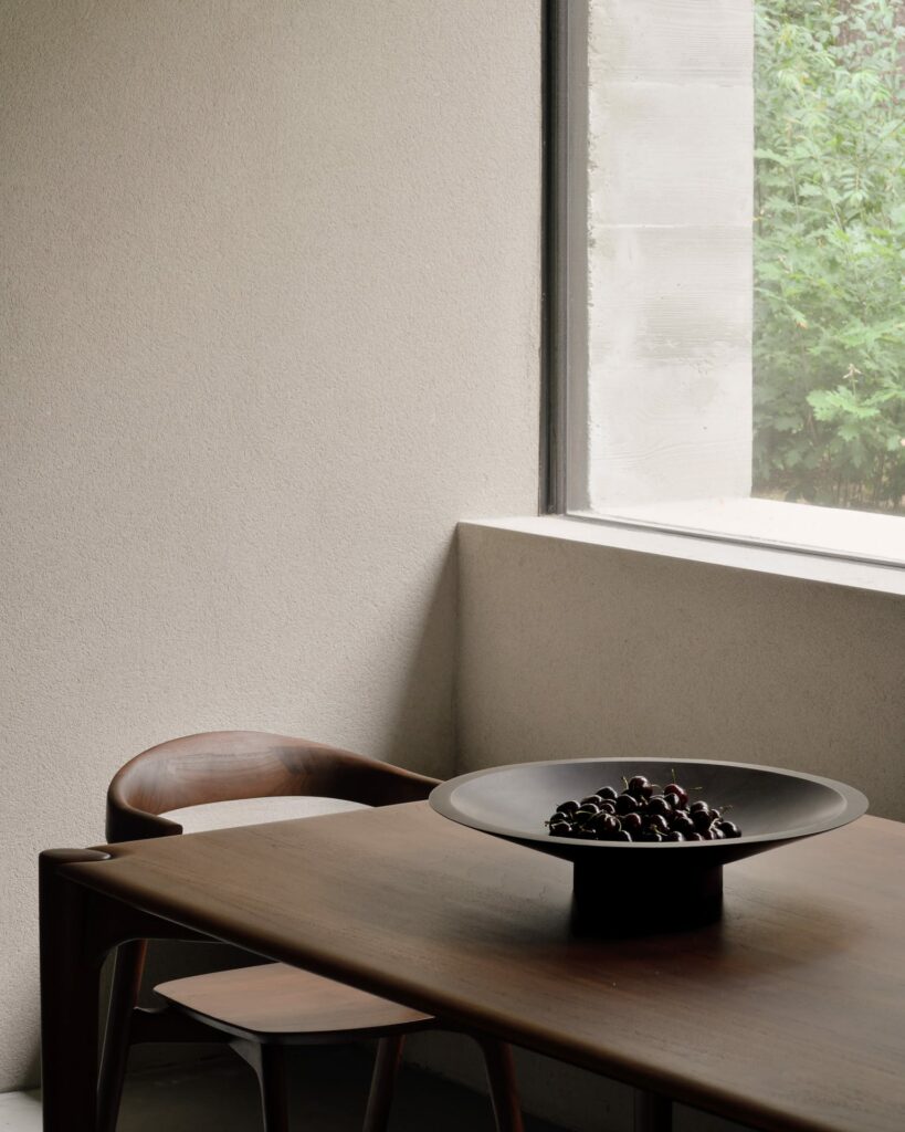 Une table à manger PI dans une pièce avec fenêtre.