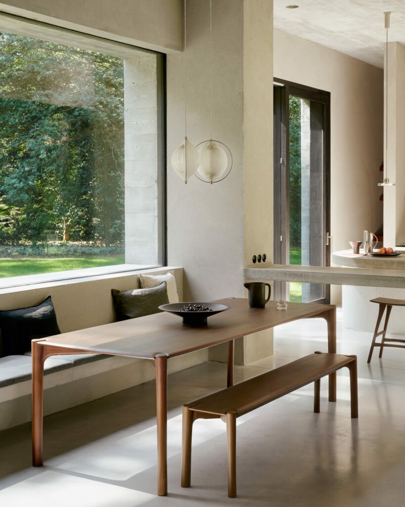 Une grande fenêtre dans la salle à manger avec une table à manger de 240 pouces.