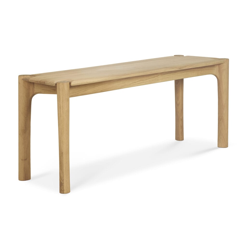 Un banc en chêne naturel sur fond blanc.