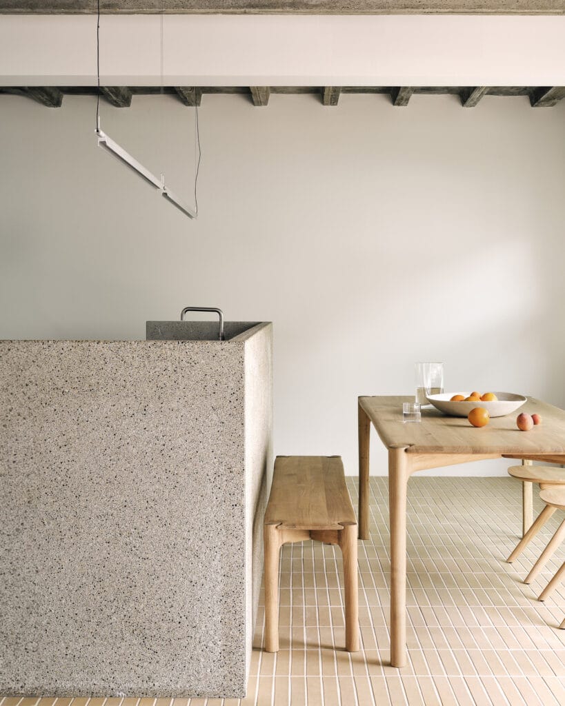 Une table et des chaises en bois de chêne naturel dans une cuisine.