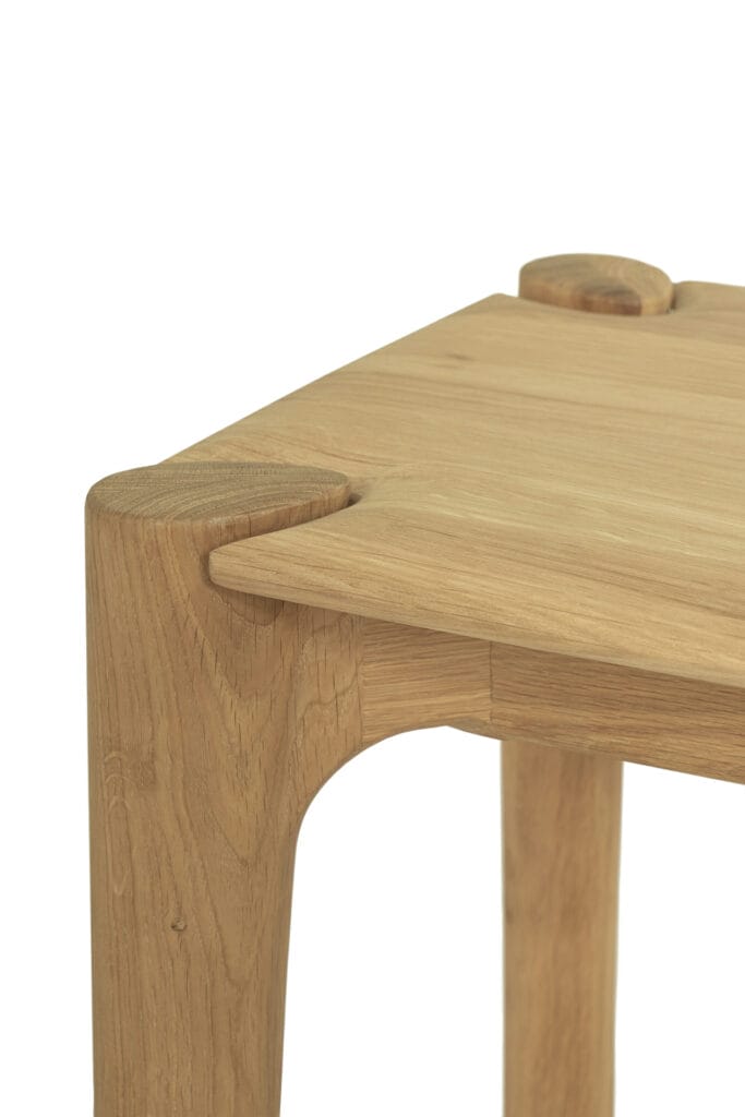 Gros plan d'une table en bois avec deux pieds en Chêne naturel.