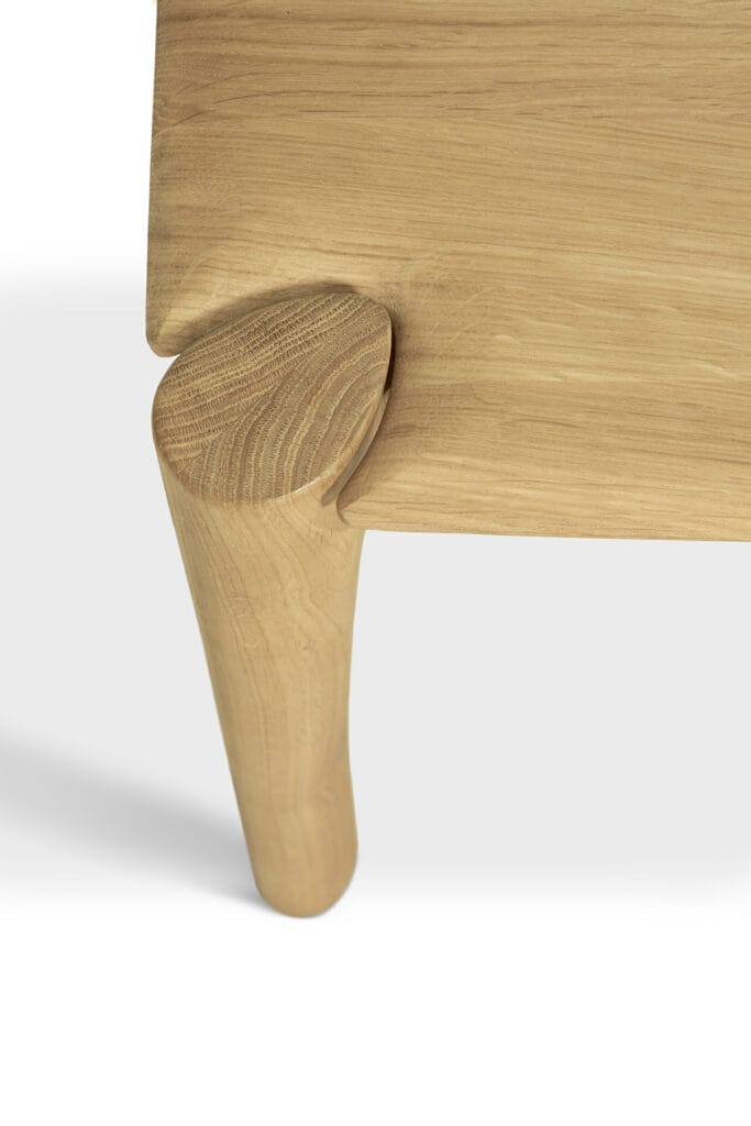 Gros plan d'une table en bois Chêne naturel avec un pied en bois.