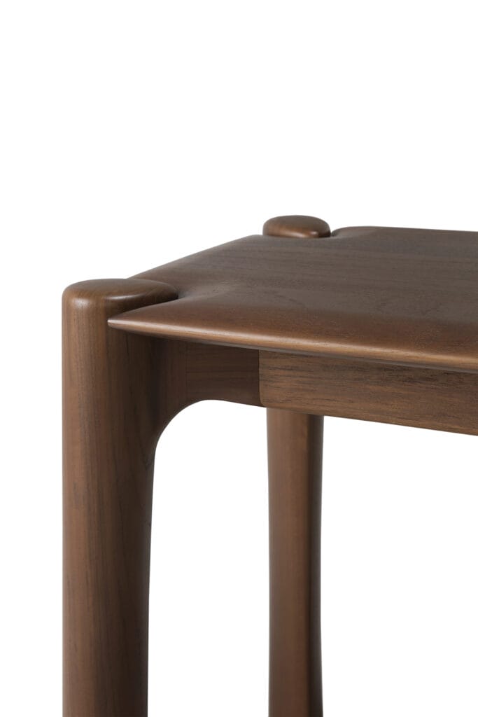 Une table d'appoint en teck teinté brun avec un plateau en bois.