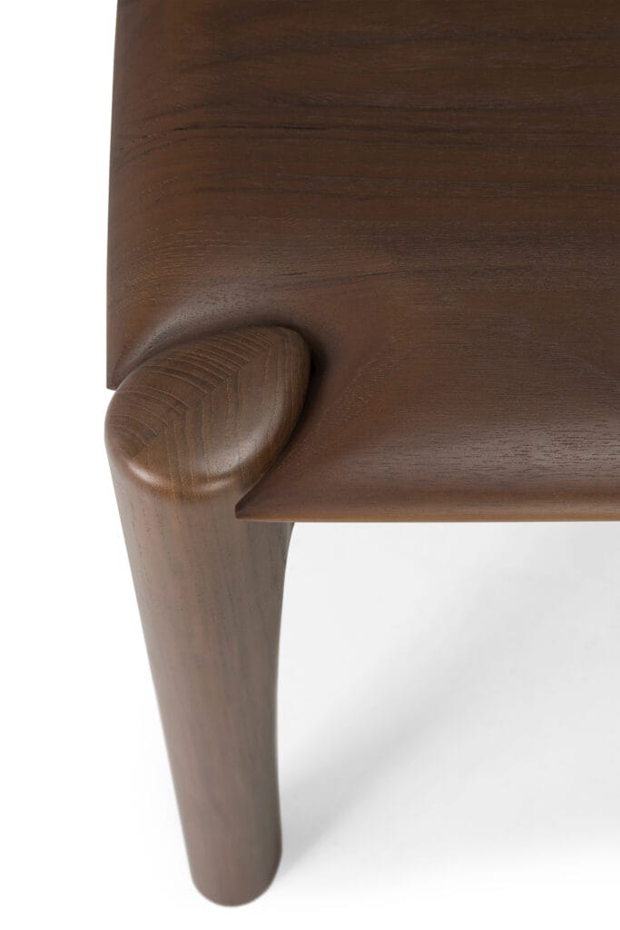 Une table basse moderne avec une base en bois en Teck teinté brun.