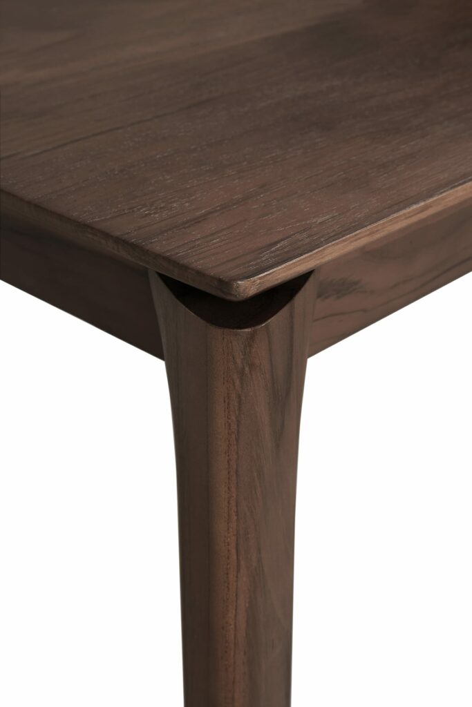 Une image de la table à manger Bacall avec une base en bois.